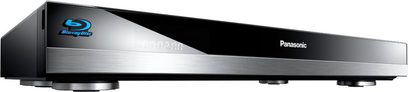 Panasonic DMP-BDT500 sort 4K Blu-ray-afspiller, set forfra, med lysende blåt "Blu-ray Disc"-logo øverst