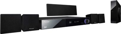 Pioneer BCS-313 hjemmebiograf-system set forfra, sorte højttalere, forstærker med blåt display, Blu-ray-afspiller
