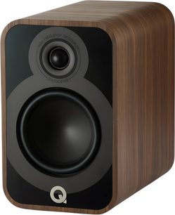 Knihovní reproduktor Q Acoustics 50020 v dýhovaném ořechovém provedení, černá matná přední strana s kruhovými výškovými a basovými reproduktory, zaoblené hrany, stříbrné logo Q v dolní části, pohled z pravého předního tříčtvrtečního úhlu