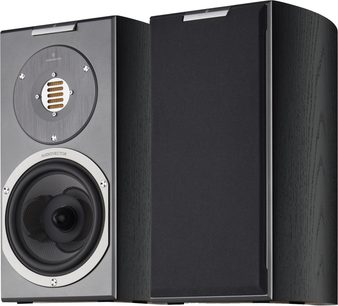 AudioVector R1 bogreolhøjttalere i sort træ, set fra trekvart vinkel, den ene med sort frontgitter og den anden med synlig gylden AMT-diskant og kulfiber mellembas-enhed