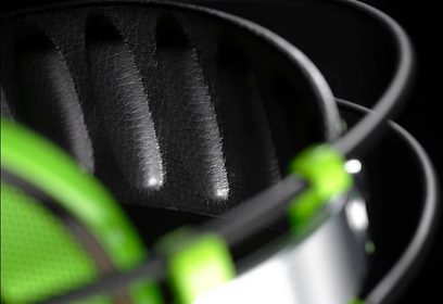 AKG Q 701 žalios ausinės, didelio masto vaizdas ant lanko ir juodos odos ausinių pagalvėlių, išrinktas fokusas