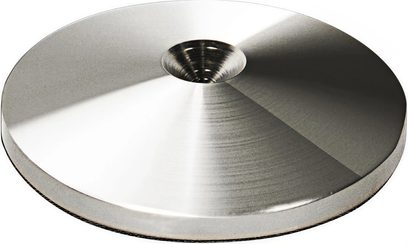 Norstone Design sølvfarget sirkulær metallplate i børstet grått med konisk fordypning i midten og fasettert kant, sett ovenfra