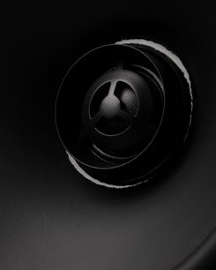 Dolby Atmos-højttaler Magnat ATM 202 sort satin, nærbillede af en sort cirkulær diskant med metalgitter og centralt ophæng