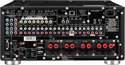 Pioneer SC-LX73 sort hjemmebiografsforstærker, set forfra, med mange lyd/video-stik på bagsiden, knapper og drejeknapper på forsiden