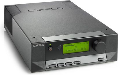 Cyrus DAC Xp+ sort forstærker, frontvisning i let nedadgående vinkel, grøn display "Sample Rate 99.1k"