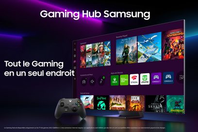 Televizor Samsung QE55S95B 2022 zobrazující rozhraní Gaming Hub s videohrami a aplikacemi, ovladač Xbox v popředí