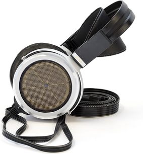 Otvorené hi-fi slúchadlá STAX SR-009S, so striebornými kruhovými meničmi, čiernym oblúkom a skriňami, čiernou spletenou šnúrou, na bielom pozadí