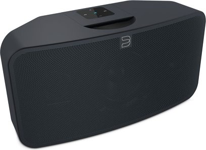BlueSound PULSE MINI trådløs højttaler i sort, set forfra, med afrundet rektangulær form, sort gitter, sølvfarvet logo