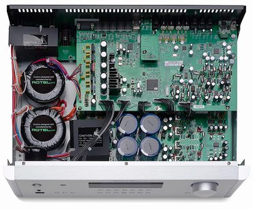 Rotel RC-1590 sort stereoforforstærker, frontal indvendig visning, elektroniske kredsløb og komponenter på grønt printplade