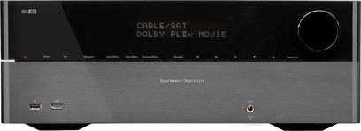 Černý domácí kino zesilovač Harman Kardon AVR 365, pohled zepředu, čelní panel s displejem, tlačítky a konektory