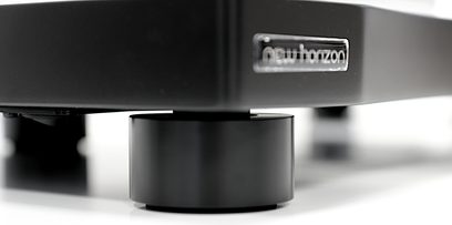 New Horizon 301 sort pladespiller, nærbillede forfra, koniske fødder, mat sort kabinet, sølvfarvet logo