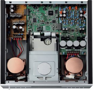 Åben sort Yamaha CD-S3000 CD-afspiller, set indefra forfra, grønne og blå printplader, elektroniske komponenter