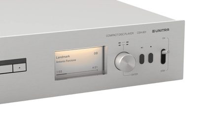 Lecteur CD Unitra CSH-801 argintiu în aluminiu periat, vedere din trei sferturi, ecran, roțiță, două butoane, comutator ON/STBY