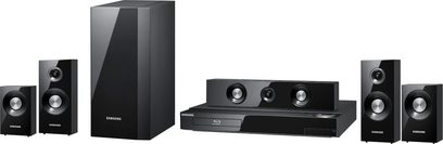 Černý domácí kino systém Samsung HT-C5500 sestávající z Blu-ray přehrávače, dvou sloupových reproduktorů a čtyř kompaktních reproduktorů