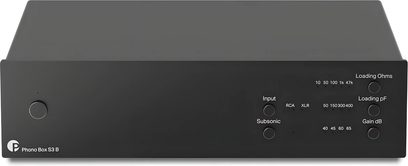 Preamplificatore phono Pro-Ject Phono Box S3 B nero, vista frontale con pannello frontale sobrio e manopole di regolazione a destra