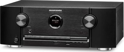 Marantz SR6008 sort hjemmebiografsforstærker, set forfra, mat sort front med sølvfarvede knapper og drejeknapper, blåt display, USB- og HDMI-porte