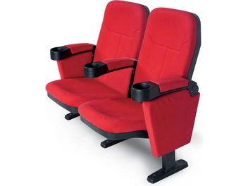 Deux fauteuils de cinéma Lumene Hollywood Confort V2 rouges, en cuir, avec accoudoirs et porte-gobelets noirs, vus de face