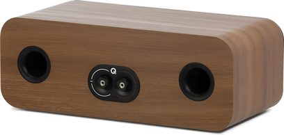 Q Acoustics 3090c centerhøjttaler i brun træfinér, set bagfra i trekvart vinkel, udstyret med to sorte basrefleksporte og et centralt dobbelt terminalpanel