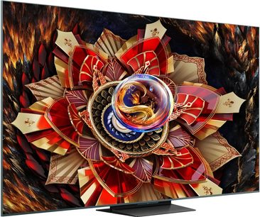 TCL 85C9K høyoppløselig TV i svart, med ultratynn metallramme og rektangulært sentralstativ i metall, sett fra venstre forfra i trekvart profil