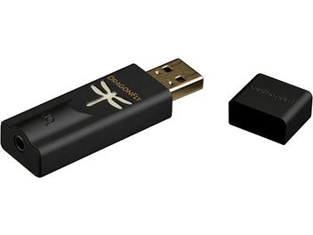 Bærbar USB-lydkonverter Audioquest DragonFly black, sort aflang form med sølvfarvet libelle-logo, USB-stik og 3,5 mm jackstik