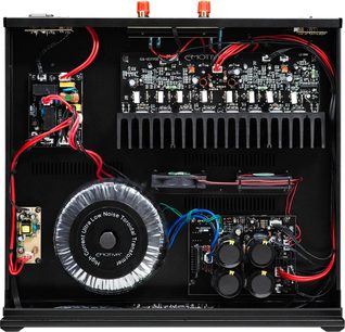 Amplificatorul de putere Emotiva BASX A-300, vedere de sus, cu capacul deschis ce dezvăluie componentele interne și circuitele imprimate