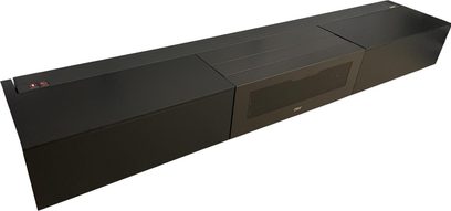 Černý nábytek Oray Série 2 pro 100" ultra krátkoohniskový projektor, dlouhá nízká skříňka s centrální perforovanou (mřížkovanou) čelní deskou