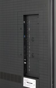 Achterkant van de Hisense 85U8Q-televisie in zwart gestructureerd plastic, ingebouwde baai met USB- en HDMI-aansluitingen, coaxiale aansluiting, zijaanzicht