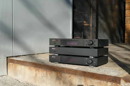 Stack hi-fi IOTAVX nero a tre elementi, vista frontale, con lettore CD, amplificatore e unità audio abbinata