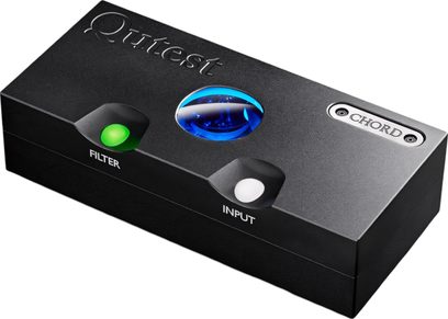 Sort DAC Qutest audio konverter, perspektivvisning, øverste overflade med grønne og hvide lysknapper, Chord-logo