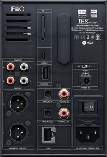 Вид ззаду мережевого аудіоплеєра FiiO R7, чорний матовий металевий корпус з численними роз'ємами: виходи RCA та XLR, порти USB, оптичні, коаксіальні, LAN та роз'єм живлення