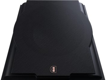 Grilaj pentru incintă Perlisten R12s, material textil negru, formă dreptunghiulară cu colțuri rotunjite, logo metalic centrat jos, vedere de sus
