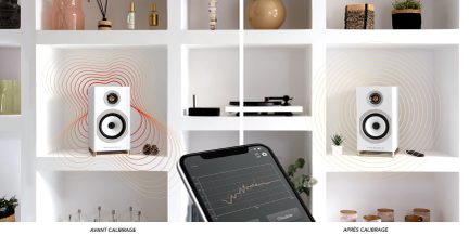 Witte luidspreker op witte plank, rode geluidsgolven links, gele geluidsgolven rechts, smartphone met grafiek