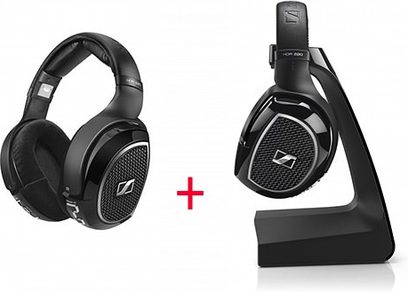 Otevřená hifi sluchátka Sennheiser RS 220 v černé barvě a jejich nabíjecí základna HDR220, pohled z tříčtvrtečního úhlu zepředu