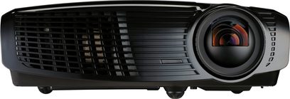Optoma EW533ST sort videoprojektor, set forfra, linsen forskudt til højre, ventilationsgitter til venstre