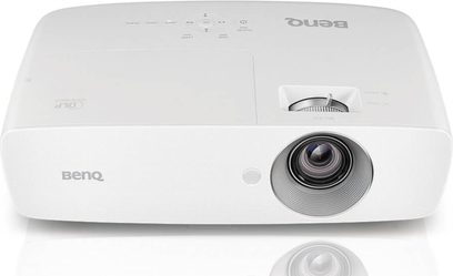 Benq W1090 hvid projektor set forfra, forskudt objektiv, ventilationsriste, justeringshjul på toppen