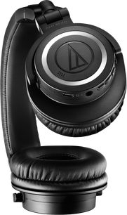 Bezdrátová Bluetooth sluchátka ATH-M50xBT2, detailní pohled, černé polstrované náušníky, nastavitelný oblouk, viditelné konektory