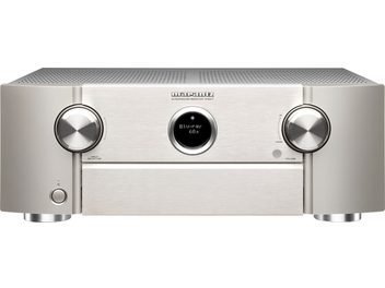Marantz SR6011 sølv-guld hjemmebiograf-forstærker, set forfra, sølvfarvet front med knapper og blå LCD-skærm i midten, to sølvfarvede drejeknapper i hver side