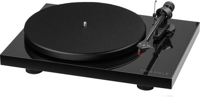 Triangle Lunar 3 svart, hi-fi vinylspelare, vinklad vy, svart cirkulär tallrik, silverfärgad tonarm, rektangulär bas