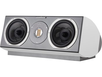 AudioVector R Center centrale luidspreker in wit Arreté, driekwart vooraanzicht, wit gelakte behuizing met afgeronde zijkanten en een metallic grijze voorzijde met twee zwart conus mid-laag speakers met aluminium ringen en een centrale gouden ribbon-tweeter