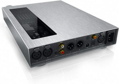 Wzmacniacz słuchawkowy Sennheiser HDVD 800 z aluminiową, szczotkowaną obudową, widok z przodu pod kątem, z czarną przednią częścią i złączami z tyłu