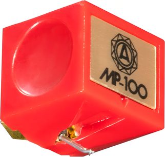 Diamant Nagaoka JN-P100 til pladespiller, skinnende rød plastkapsel med gylden frontplade præget med MP-100 og synlig metal-cantilever, set fra trekvart forfra