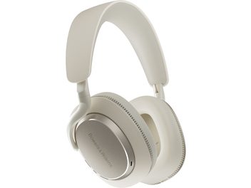 Bowers & Wilkins Px7 S3 circum-aural hovedtelefoner i lys beige med tekstureret plast og børstet metalplade, set fra trekvart, bred polstret hovedbøjle og lukkede ovale ørekopper med indgravering