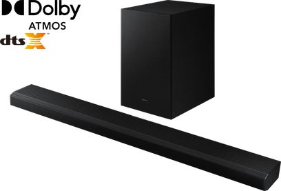 Samsung HW-Q700A/ZF sort soundbar, set forfra og fra siden, med Dolby Atmos og DTS:X logoer