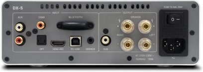 Sølvfarget Rotel DX-5 integrert hi-fi stereo forsterker i metallkabinett, baksidevisning med fire forgylte høyttalerterminaler, RCA-porter, koaksial, optisk, HDMI ARC, PC-USB, subwooferutgang, av/på-bryter og ventilasjonsspalter