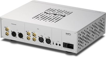 Matrix Audio NA-1 -kuuloke-esivahvistin, hopea, takanäkymä, jossa RCA- ja XLR-liitännät perforoidussa rungossa