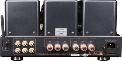Amplificatore integrato stereo a valvole Cayin MT50 Plus KT88 argento con chassis in metallo grigio-argento, vista posteriore, dotato di tre scatole schermate quadrate, nove connettori RCA dorati, sei morsetti per diffusori rossi e neri, un’antenna Bluetooth laterale e una presa di corrente IEC