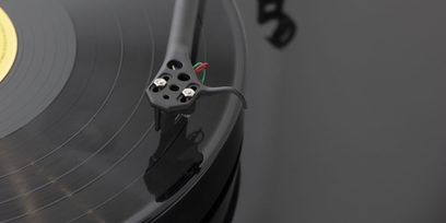 Sort Rega RB 78 pladespillercelle, nærbillede profil af tonarmen med metalarm og rød nål