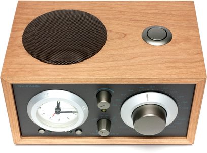 Radio de birou Tivoli Model Three BT, lemn de cireș, fațadă taupe, grilă superioară, ceas și buton mare, vedere de sus