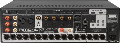 Emotiva RMC-1L hjemmebiografforforstærker, sort frontpanel med mange audio/video-stik, knapper og display