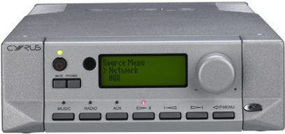 Cyrus Stream XP2 QX netværksaudioafspiller i sølv set forfra, LCD-skærm, kontrolknapper, USB-port
